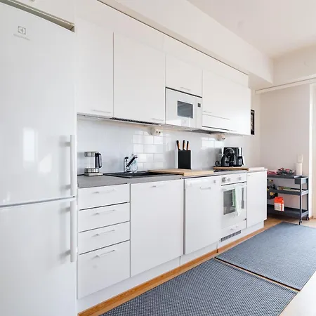 Next To Metro And Shopping Center With Great Seaview Апартаменты
